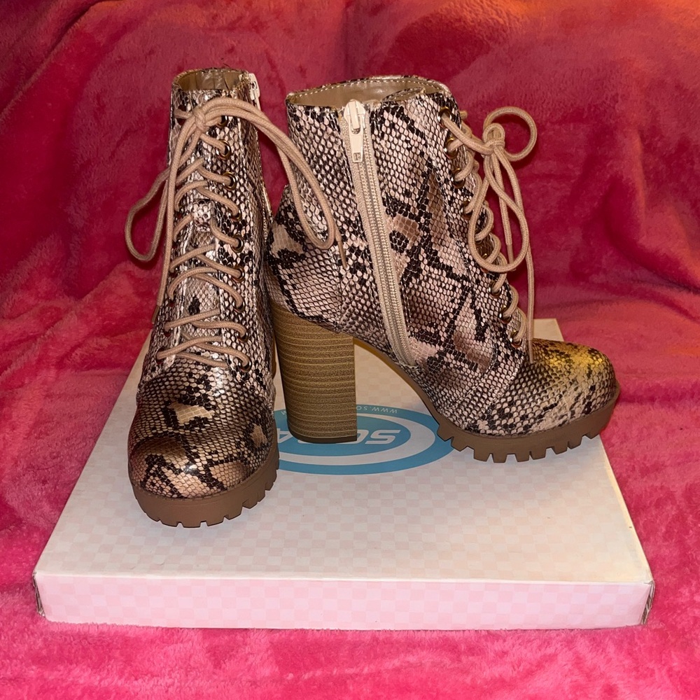 Size 5 1/2
Snake print lace up boot
New never worn